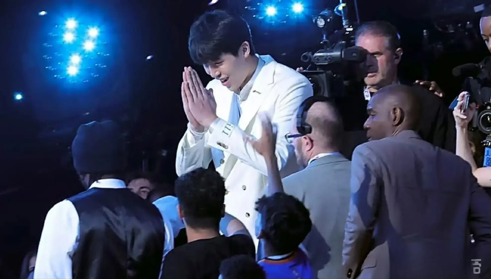 AA, 国内球员就, 帮助深圳男