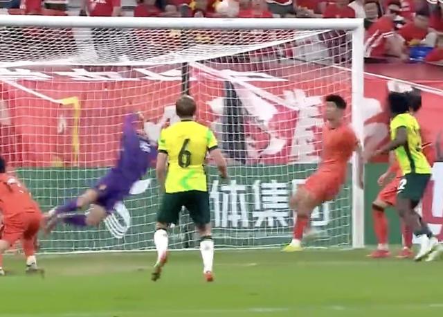 防守反击是, 记者裴力