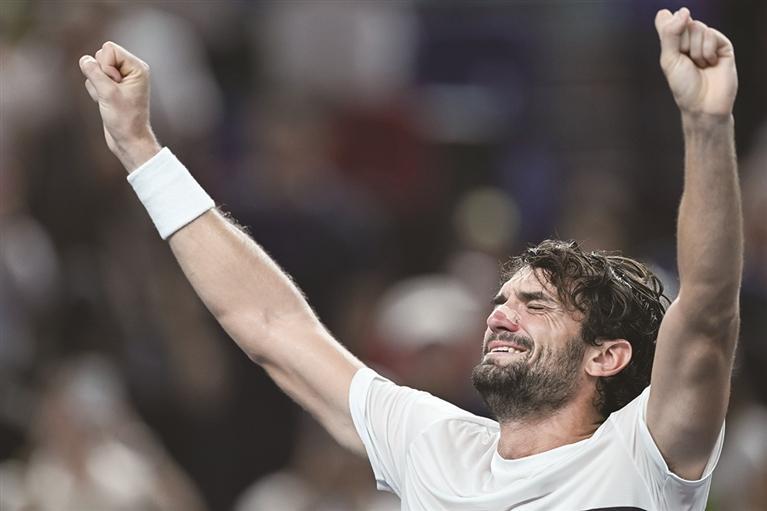 击败法国选, 公开资料显